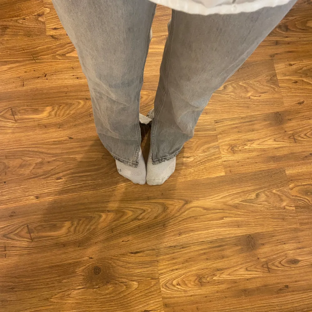 Jag säljer dessa gråa jeans från gina därför att de inte kommer till någon användning längre💗 Skriv gärna om ni vill ha mer bilder eller undrar något😌Säljer dom för 100 kr och nypris var 499 kr. Ja har även klippt slits längst ner på byxorna💕. Jeans & Byxor.