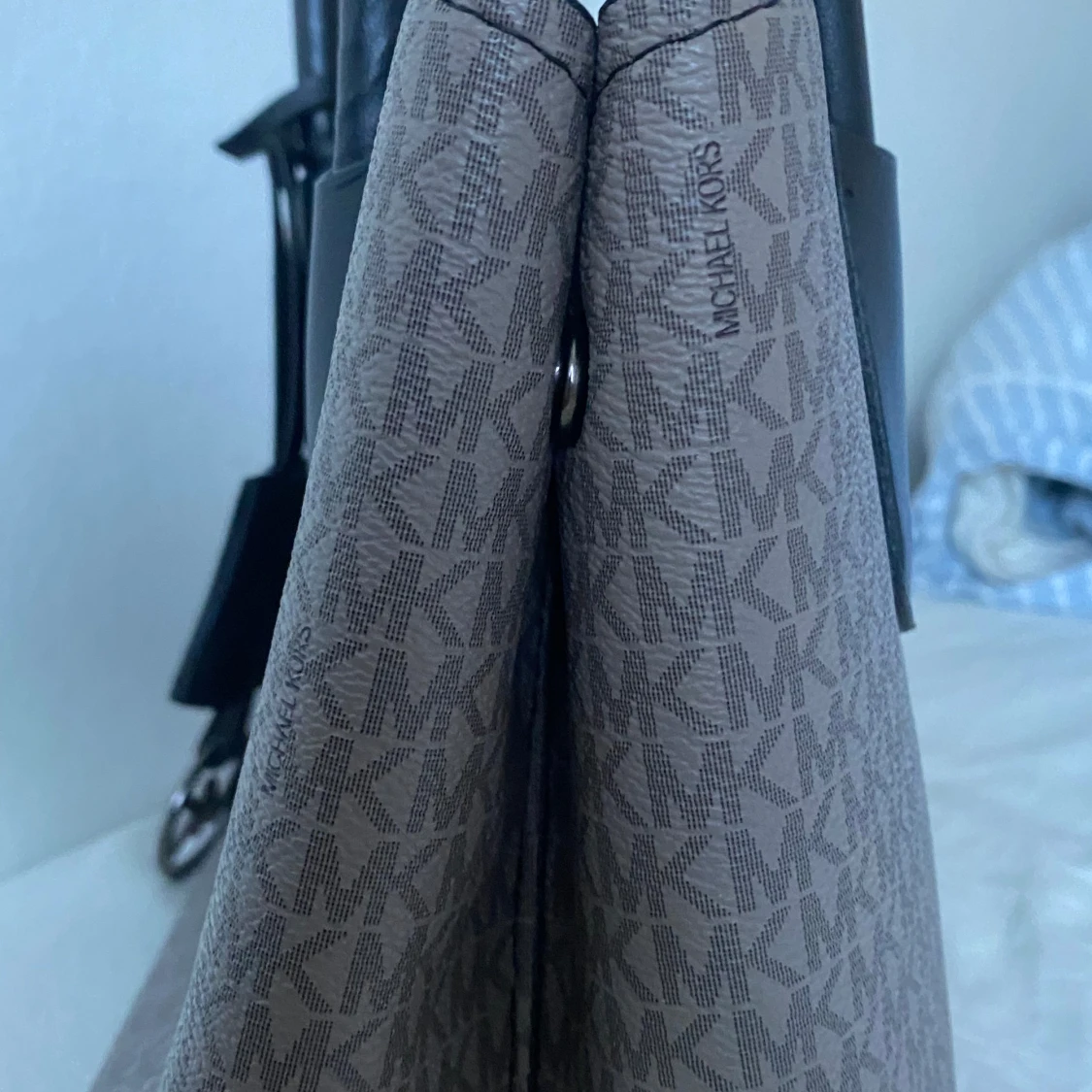 Beige och svart handväska från Michael Kors - 93