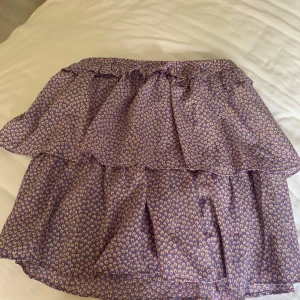 Sommarkjol - Så fin sommarkjol med volanger nästan helt oanvänd, skriv för fler bilder