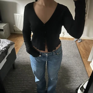 Topp/kofta - Söt topp/kofta som går att knäppa hur man vill ha den. Kommer ej till användning. Bra skick🥰