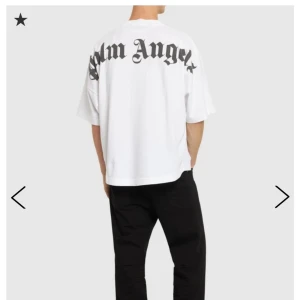 Palm angels oversize - Tänkte sälja tröjan så jag aldrig använder den. Palm angels t-shirt oversize storlek M Passar även personer som har L Hade inte bilder på tröjan när jag la upp den så är bara att be om bild:)