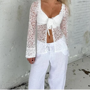 Super snygg topp - Super snygg topp från design by si, funkar perfekt till fest / middag och endast använd 3 gånger så nästintill ny, har Xs/S o är 167 för referens!❤️