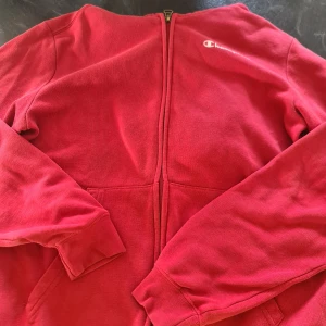 Champion zip houdie - 162/167 cm röd, blå i luvan