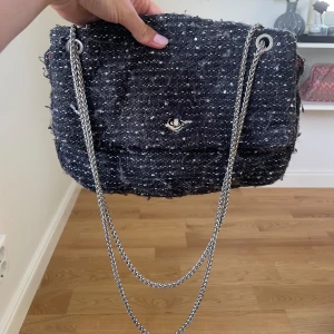 Beck Söndergaard väska - Såå snygg o trendig väska!! Tappat en skruv vid öppningen på spännet, se bild 5. Lite rostig men inget man lägger märke till!💕💕