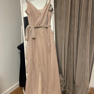 Goddiva klänning  - Använd endast en kväll 