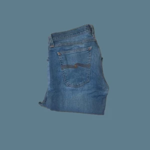 Nudie Jeans ”Slim Jim” - Säljer ett par stilrena blå Nudie Jeans | passformen är slim/rak | storleken är 32/32 (W/L) | byxorna är lätt använda och i bra skick 9/10 | nypris är ungefär 1600 kr, vårt pris 450 kr | hör av dig vid frågor eller funderingar 💯