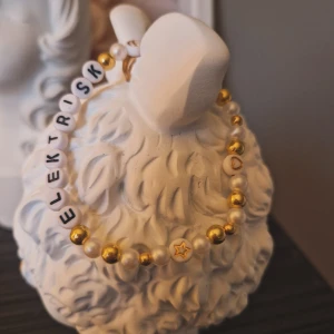 Armband med text "Elektrisk" - Inspirerad av låten av Marcus & Martinus ♡  Omkrets ca 20 cm 