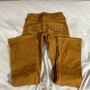 gul jeans - hej. jag säljer dem hör som jag en gång köpte en gång. dem är gula, inte som träfärg utan mer som senap fast inte heinz och inte heller heinz eller mustard eller inte dijon men gul är det typ kanske jonnys extra stark mörk. Superbra 31 midja 84 iner