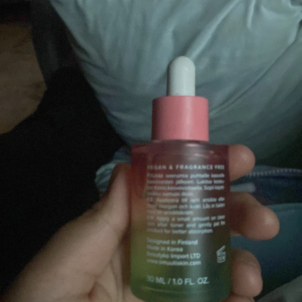 SMUUTI SKIN WATERMELON DEW SERUM jäte bra har anvent 1 gång luktar watermelon jätte skönt på ansiktet tar bort finnar och svarta ringar under ögonen . Skönhet.