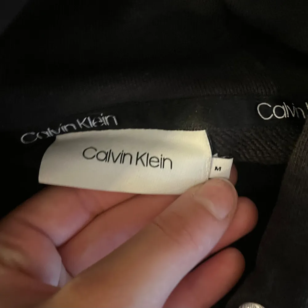 Calvin Klein hoodie, svart. Säljs pga ingen användning.. Hoodies.