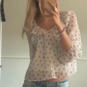 Blommig blus - Så söt blus från Zara. Storlek 152 men passar mig som vanligtvis bär stl xs/s. Inga defekter💗