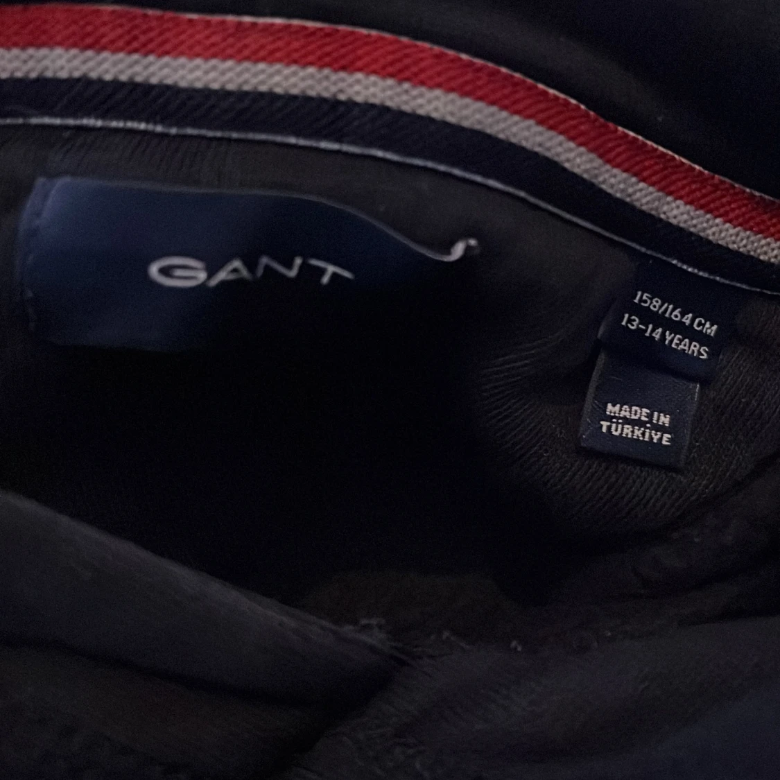 Mörkblå hoodie från GANT - 3