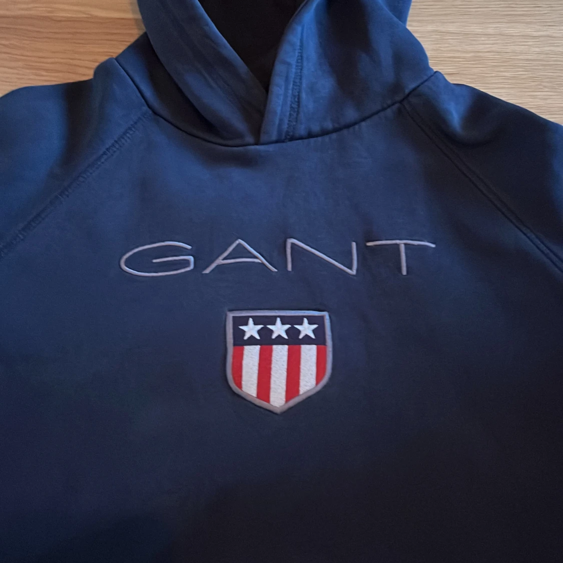 Mörkblå hoodie från GANT - 2