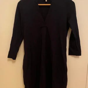 Blå klänning från Hobbs - Elegant svart klänning från Hobbs med trekvartsärmar och v-ringad design. Perfekt för en stilren look.