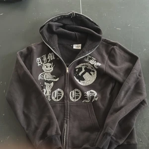 Aim for the moon zip hoodie - Säljer denna feta svår hittade aim for the moon zip, skick är 7/10. Det saknas några få antal stenar men ingen nån märker, några funderingar är det bara att fråga 