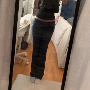 Mörkblå bootcut jeans - Superfina Ltb jeans i mörkblå. De är i mycket bra skick och knappt använda. Ord pris 829kr.