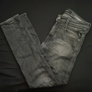 Grå jeans från Replay - Snygga grå jeans från Replay med en modern look. De har en klassisk femficksdesign och en diskret Replay-logga på bakfickan. Perfekta för en stilren vardagsoutfit.
