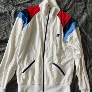 Tröja - Retro looking stylish Karhu track top, beautiful details, 2 side pockets. Jacket is in great condition.