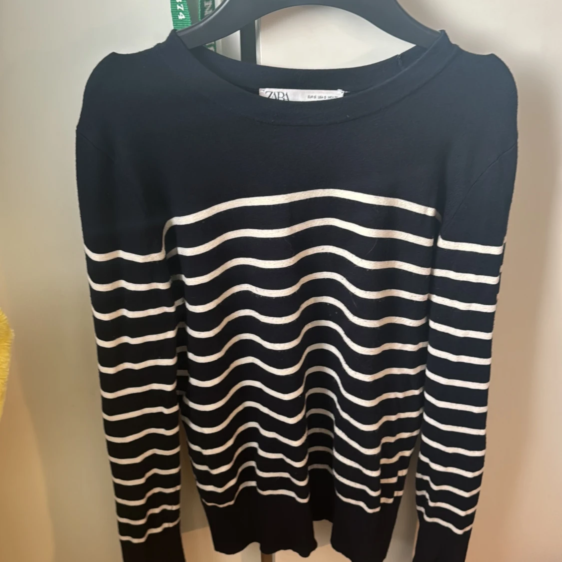 Marinblå  och vit randig tröja från Zara - 4