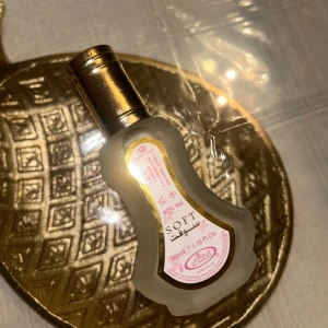 Soft parfym från Al-Rehab - Soft parfym från Al-Rehab. Doftar vanilj med citrus noter, jasmin, vit musk och karamell. Söt och lätt parfym. Använt endast 1 gång. 35ml