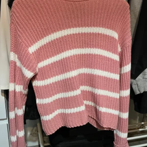 Rosa och vit randig stickad tröja - Säljer en söt rosa och vit randig stickad tröja från 157, inte mycket använd så fint skick🩷