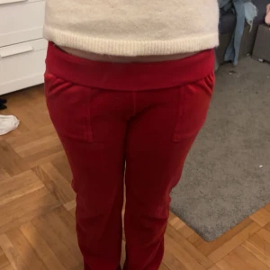 Juicy couture byxor - Röda juicy byxor i färgen Astor red. Kommer inte till användning längre. Storlek s. Saknar metalbitarna på båda snörena men funkar fortfarande bra att använda och fortfarande lika snygga