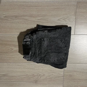 Svarta jeansbyxor från Grunt - Snygga svarta jeansbyxor med en klassisk femficksdesign. De har en rak passform och är perfekta för en avslappnad stil. Byxorna har en knapp och dragkedja framtill.