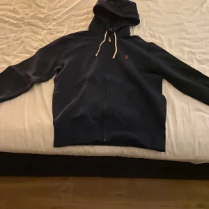 Mörkblå hoodie från Ralph Lauren - Mörkblå ziphoodie från RL, snygg som fan och enkel o styla, pris kan diskuteras. Nypris är 2299kr.