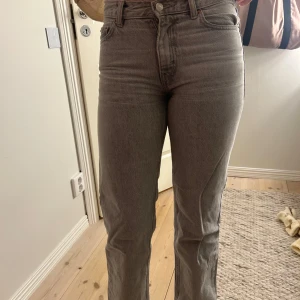 Grå jeans från Perfect Jeans - Snygga grå jeans från Perfect Jeans med mid waist och rak model