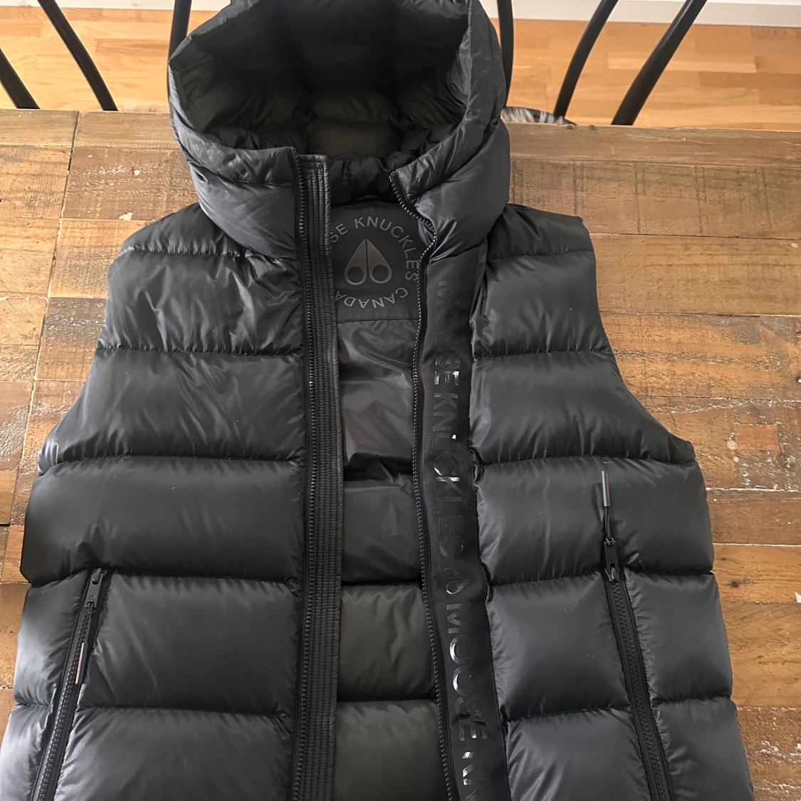 Svart dunväst från Moose Knuckles