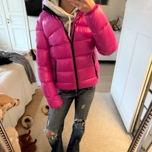 Rosa dunjacka från Colmar - säljer denna as snygga jackan från colmar!!💕 perfekt till afterski och ger en riktigt cool touch till din outfit!!!💋 Endast använd 1 gång. Nypris 2400kr| skriv privat för fler frågor💕🥰