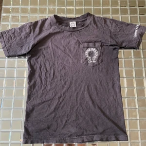 Svart t-shirt från Chrome Hearts - Snygg svart t-shirt från Chrome Hearts med tryck på bröstet och ryggen. Tyvärr ganska dåligt skick med lite hål här och där och urtvättad. Från Tokyo butiken 