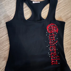 Y2k topp - En y2k topp med en röd text på och lite glitter. Passar till fest eller bara vanlig vardag. Kommer tyvärr inte skicka några bilder på då den inte passar💕