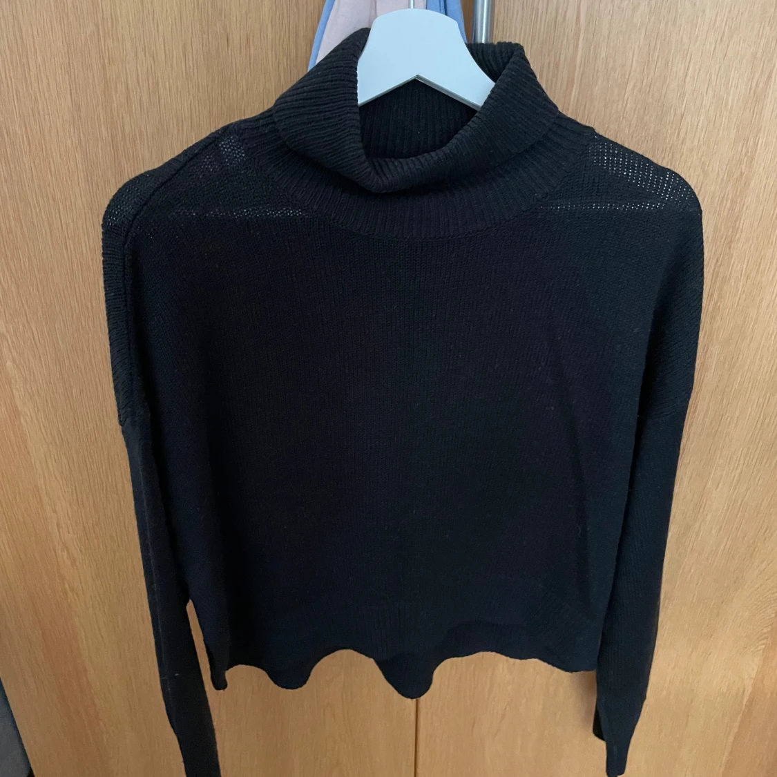 Svart stickad kroppad polotröja - 2