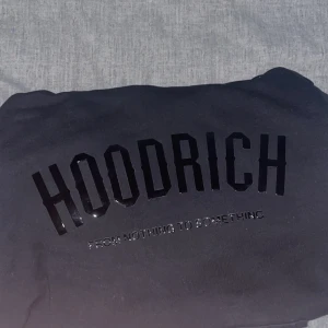 Svart hoodie från Hoodrich - Säljer en svart hoodie från Hoodrich med texten 'From Nothing to Something' tryckt på framsidan. Den har en klassisk känguruficka och en bekväm huva. Perfekt för en avslappnad stil. Köpt på JdSports i Berlin för 75 euro~850kr, använd 2 ggr och är i nyskick, modellen är 175 cm och väger 68 kg så den passar mycket bra till storlek S också!!