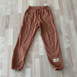 Bruna mjukisbyxor från boohooMAN - Säljer ett par bekväma bruna mjukisbyxor från boohooMAN. Nästintill oanvända 