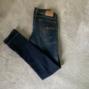 Nudie Jeans/ byten mot koftor Strlk S - Snygga mörkblå jeans från Nudie, säljer de pga att de har blivit för korta för mig. Priset går att diskuteras vid en snabb affär! Skriv till mig i dm vid frågor osv. Vill helst bara bli av med dom!