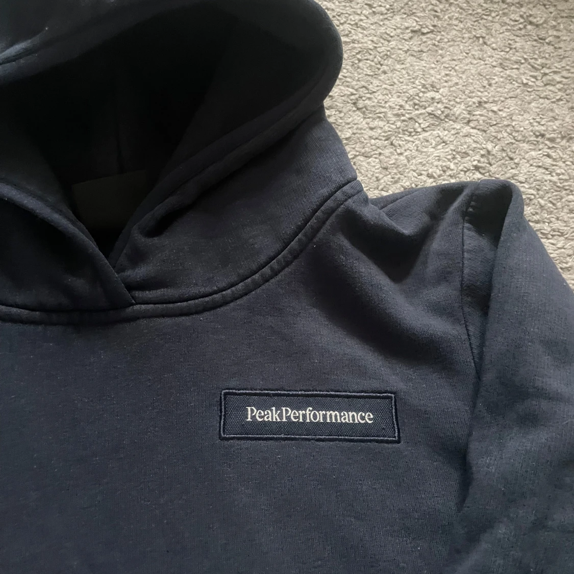 Mörkblå hoodie från Peak Performance - 1