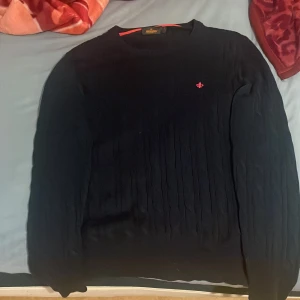 mörk blå  morris tröja ny ut kostar 1500 nytt och köpte den för 5 dagar sedan  - Säljer en morris mörk blå  kabelstickad tröja från morris. Tröjan har en liten röd broderad detalj på bröstet och långa ärmar. Perfekt för kyligare dagar. och den är ny