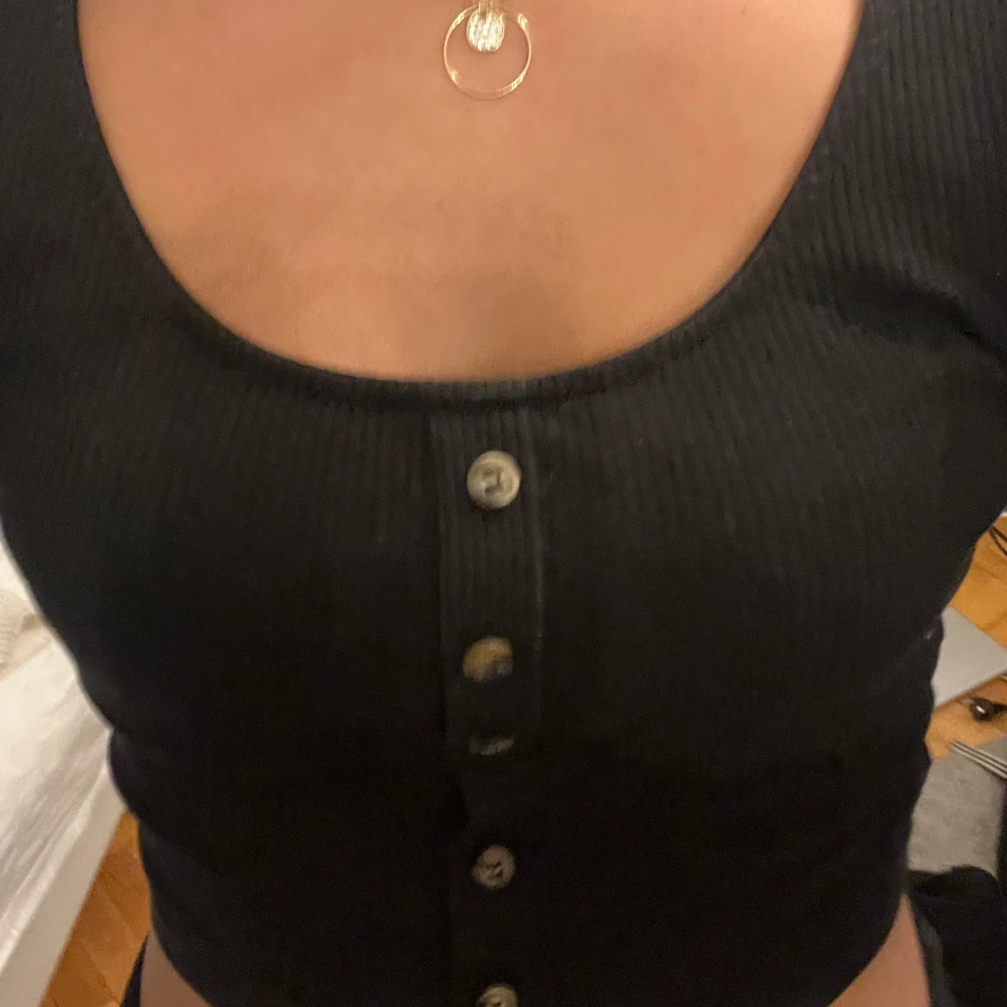 Svart ribbad croppad topp - 1