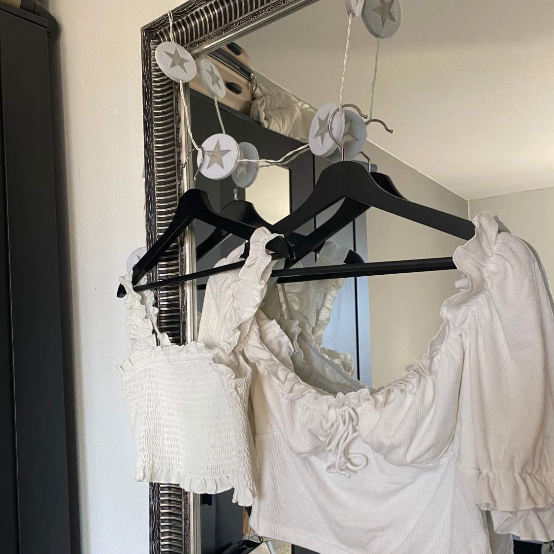 Vita toppar med volangdetaljer - 1