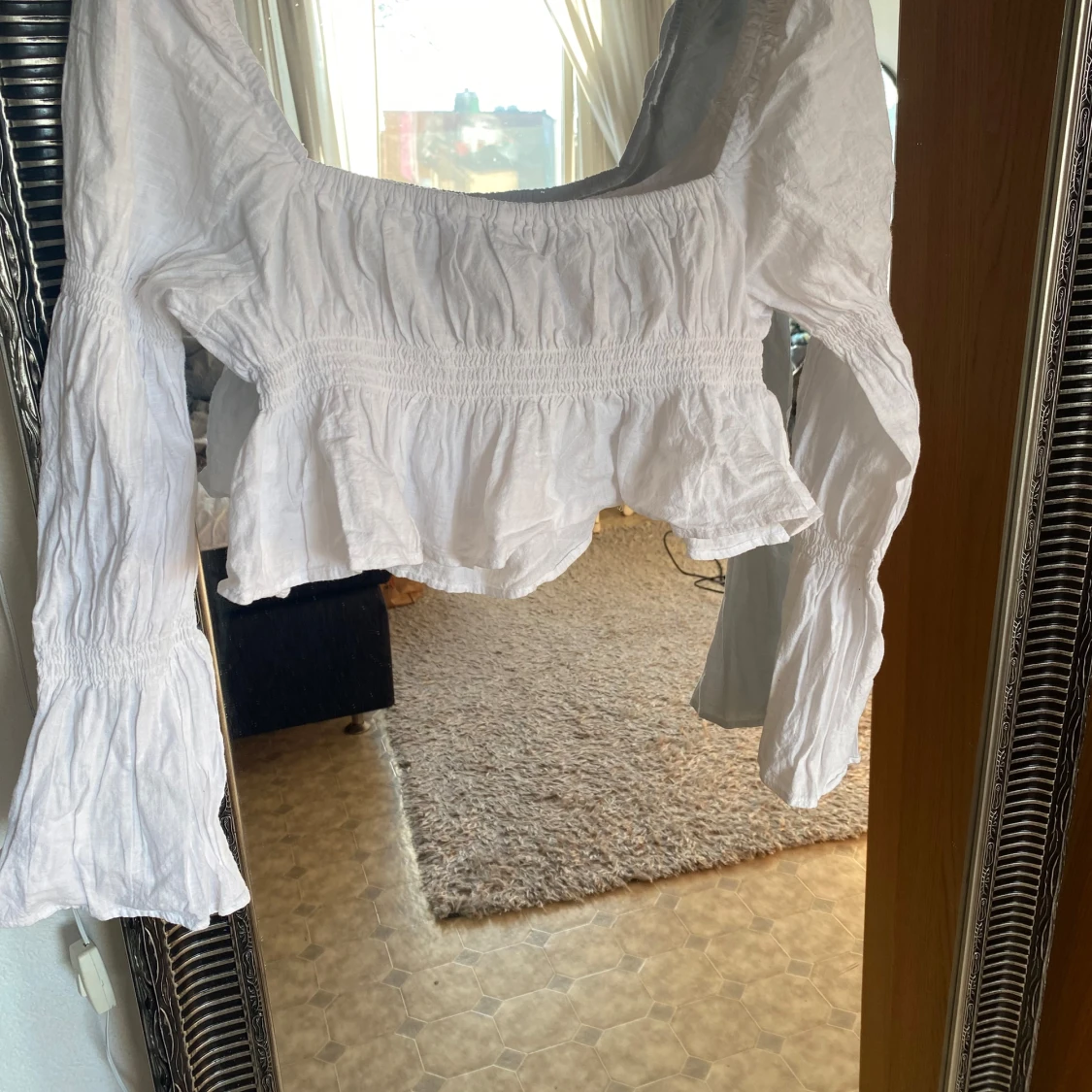 Vit blus med volangdetaljer - 2