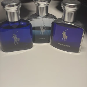 Blå parfymflaskor från Ralph Lauren - 3 parfymer för 399kr. Om ni vill ha enskild kom dm så löser vi ett rimligt pris. Alla parfymer såklart äkta inget iblandat i dem.👍🏻