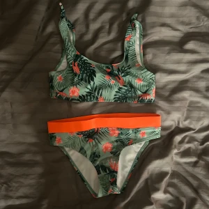 Andy bikini - Säljer den här coola bikinin då den är för liten, aldrig använd!!❤️