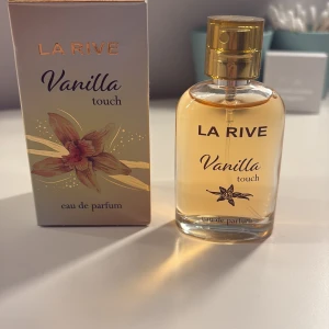  Vanilla Touch parfym - En söt god vanilj parfym från La Rive. Parfymen är aldrig använd eller testad, förpackning följer med. Om ni undrar något är det bara att kontakta mig !!💘