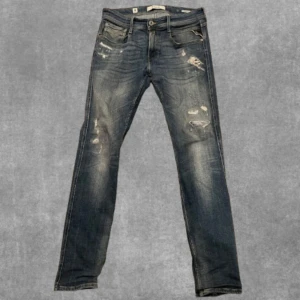 Replay anbass jeans - Säljer nu dessa Aged 10 Replay anbass jeans för ett bra pris. De sitter bra på mig som är 183. Skriv om ni har några frågor eller jag har missat något, pris ej hugget i sten.