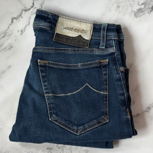 Jacob Cohen Bard Jeans | 29 - Jacob Cohen Bard jeans | Midja: 36cm ; Längd: 100cm | bra skick men slitage på lappen; se bild 1 | INGA BYTEN | Fraktar spårbart eller möts upp i Täby 
