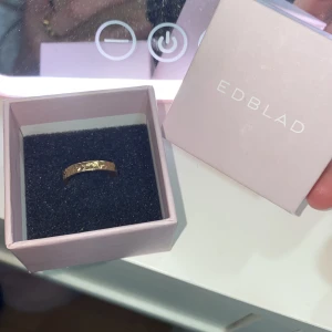 Guldfärgad ring  - Guld ring med detaljer, I nytt skick och har inga tecken på användning! Köpt på Emporia. Original pris 499 och säljer för 220! Jätte värt priset! Pris kan diskuteras så lämna gärna prisförslag! ❤️❤️Svarar gärna på frågor och funderingar.