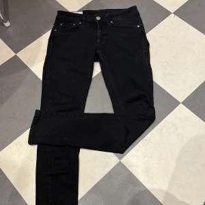 Svarta jeans från Dondup - Snygga svarta jeans från Dondup med en klassisk design. De har en rak passform och är tillverkade i en bomullsblandning med lite stretch för extra komfort. Perfekta för en stilren look. STEAL‼️är även intresserad av byten.