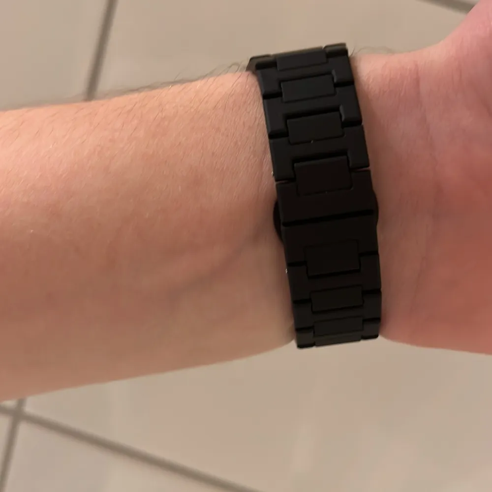 Snygg och stilren svart klocka från D1 Milano med en minimalistisk design. Klockan har en svart länkarmband och en urtavla som lyser i mörkret. Klockan är helt ny, men när den kom så fungerade den inte. Jag har nu fått en ny klocka av d1milano därför säljer jag denna. Original pris 1850kr, men eftersom att tiden inte visas så kan du få den för 479kr. Jag har inte försökt byta batteri så om man fixar den kan man enkelt flippa den för 1000kr tror jag. Skriv!. Asusteet.